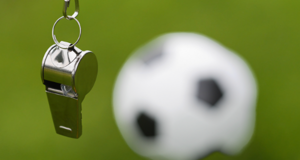 Pallone con fischietto. © Canva
